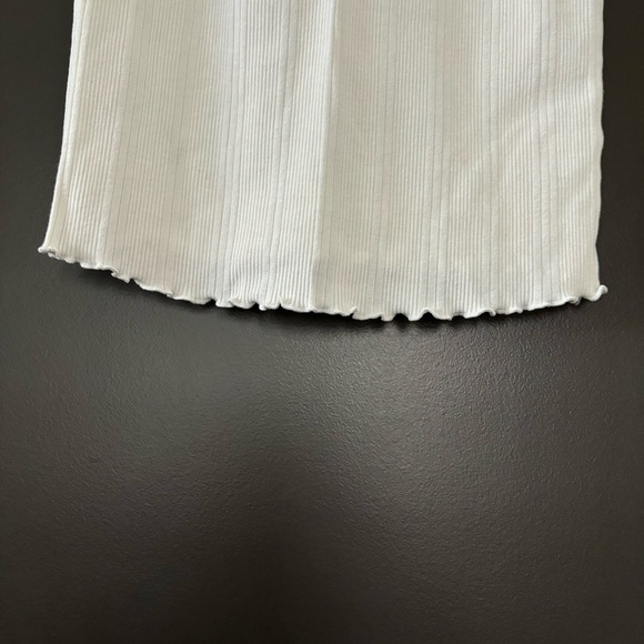 F21 White Button V Neck Dainty Tank Top with Ruffled Hem Size Small - Picture 3 of 4